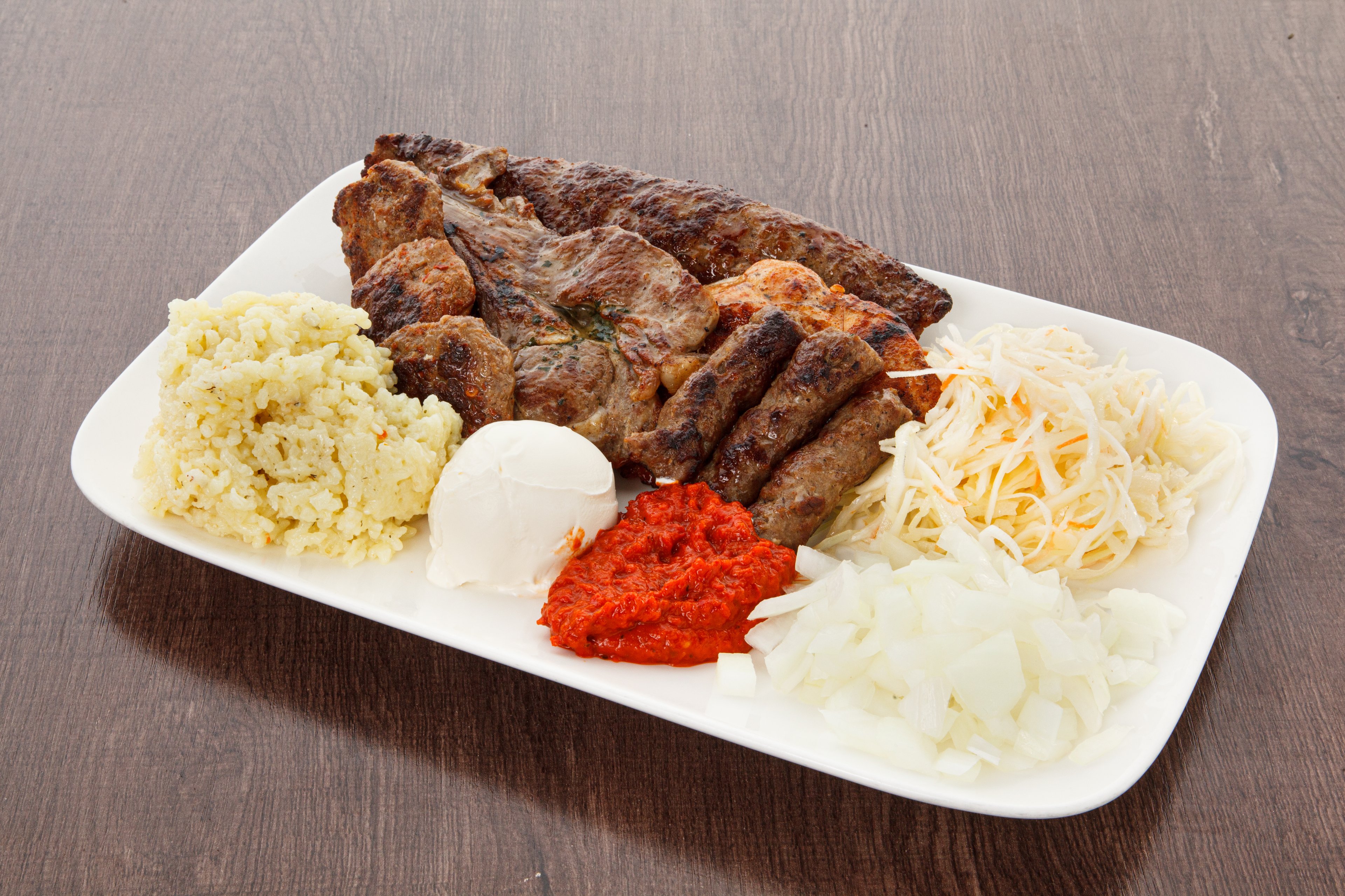 Grillteller Korabi-Gefüllte Plescavica mit Käse